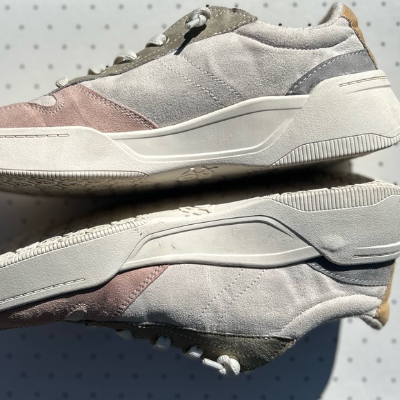 Roxy Surf Suede Tennis Shoes in light pink, beige, white- Women’s size 10 - Picture 4 of 6